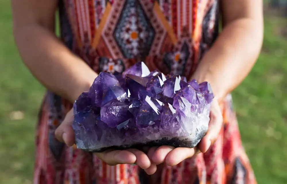 Giovane donna che indossa un geode di ametista