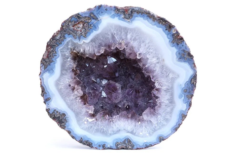 Geode i cui cristalli saranno utilizzati per creare orecchini di ametista