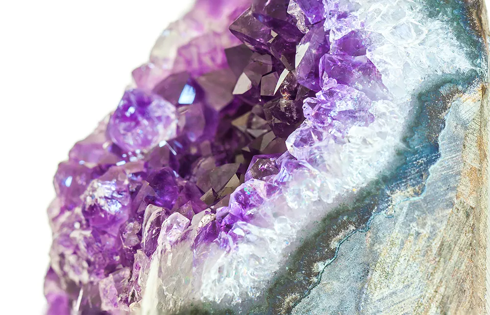 Magnifico geode di ametista viola in primo piano
