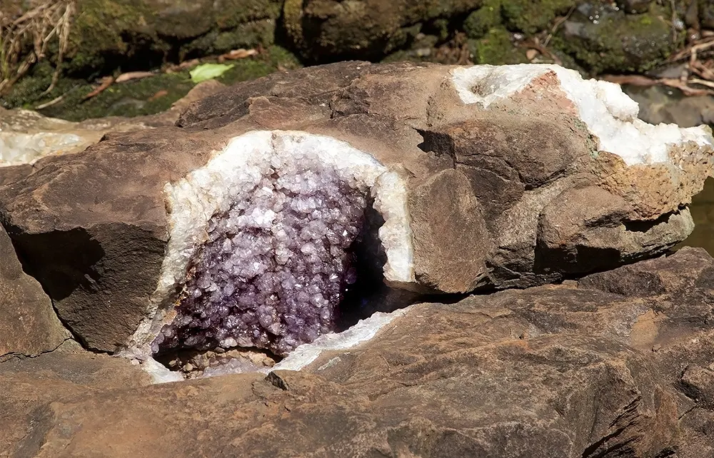 La roccia madre rivela un geode naturale di ametista