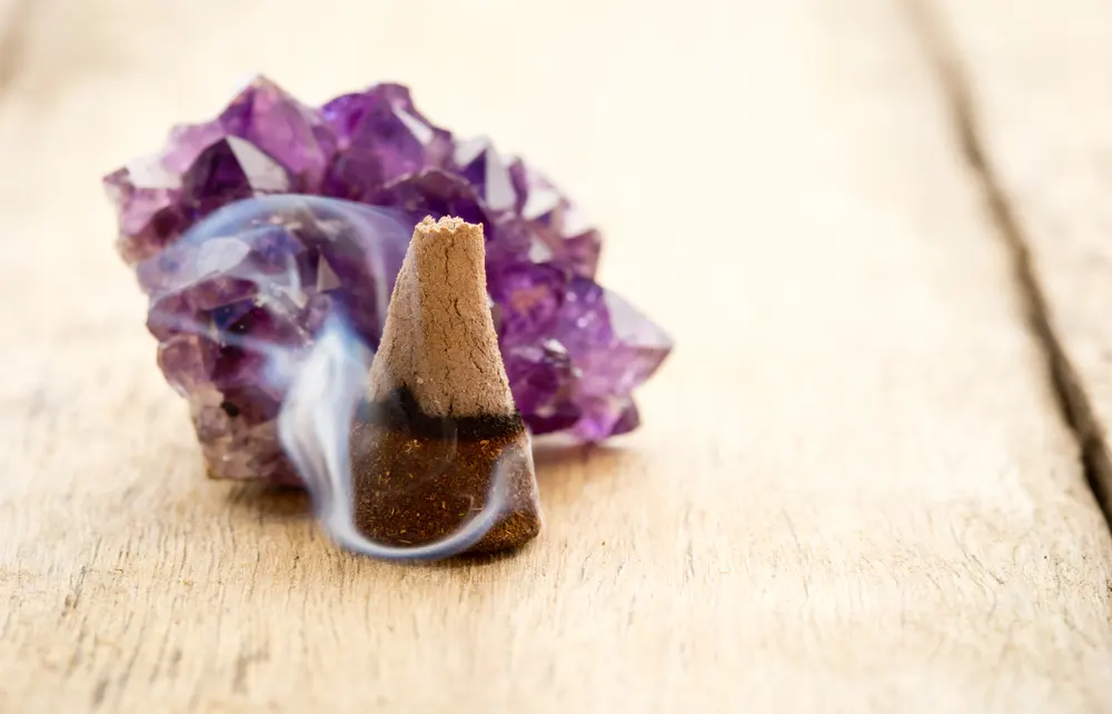 Purificare l'ametista con l'incenso