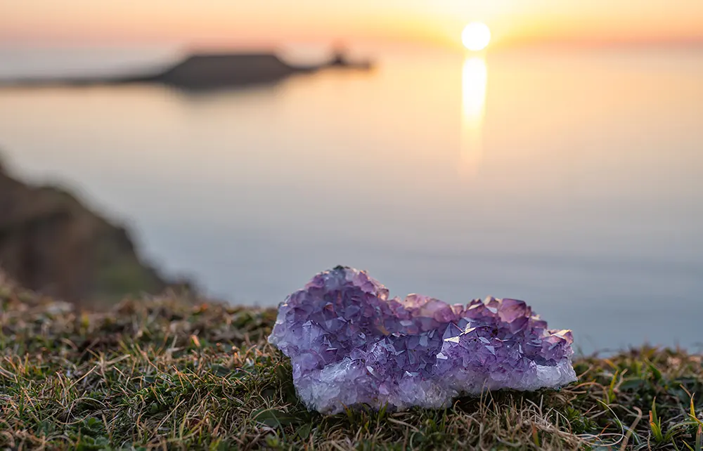 Ricarica di un'ametista al sole